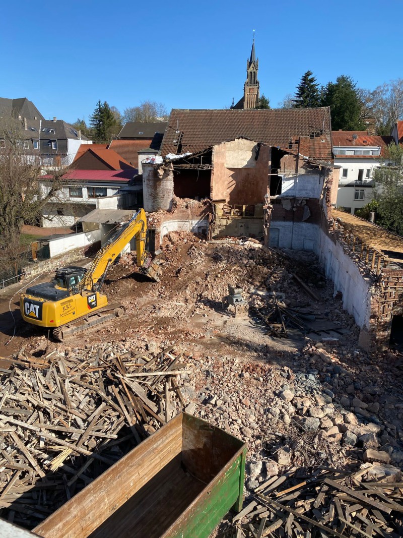 Professionelle Abbrucharbeiten mit schwerem Gerät für Gebäude-Rückbau