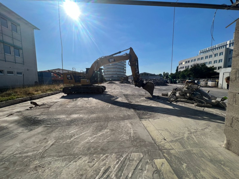 Großbaustelle mit CAT-Baggern bei der Demontage von Betonkonstruktionen