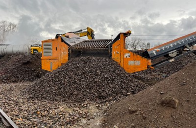 Mobile Brecheranlage und Siebanlage bei der Aufbereitung von Bauschutt für nachhaltiges Recycling