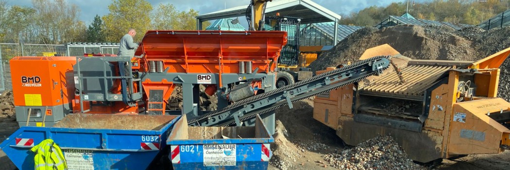 Baustoffrecycling-Anlage mit Brecher, Sieb und Containern für nachhaltiges Recycling
