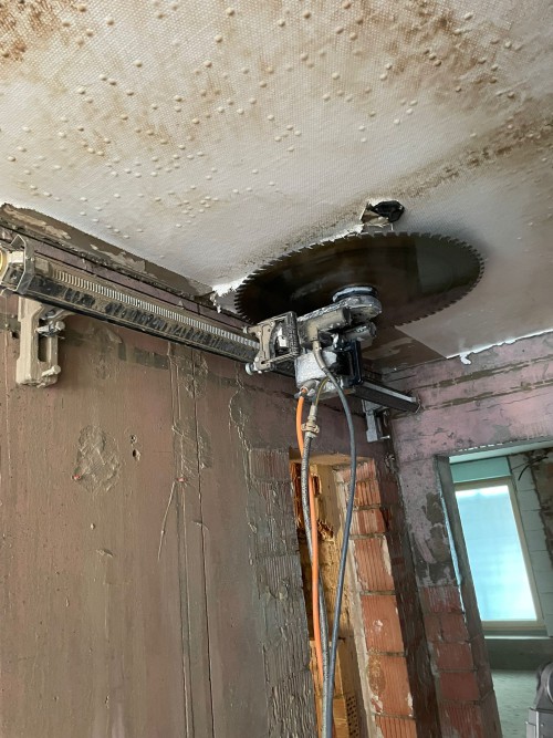 Kernbohrung mit Diamantbohrer durch Betondecke für Installationen