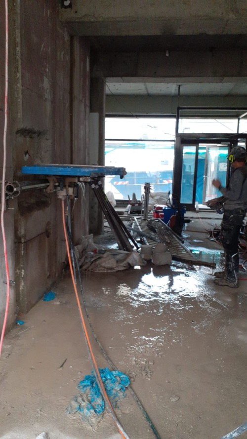 Wandsägearbeiten mit Diamanttechnik in Rohbau für präzise Wandöffnungen