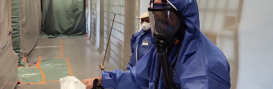 Arbeiter in Schutzanzug bei der professionellen Schadstoffsanierung in abgesichertem Bereich