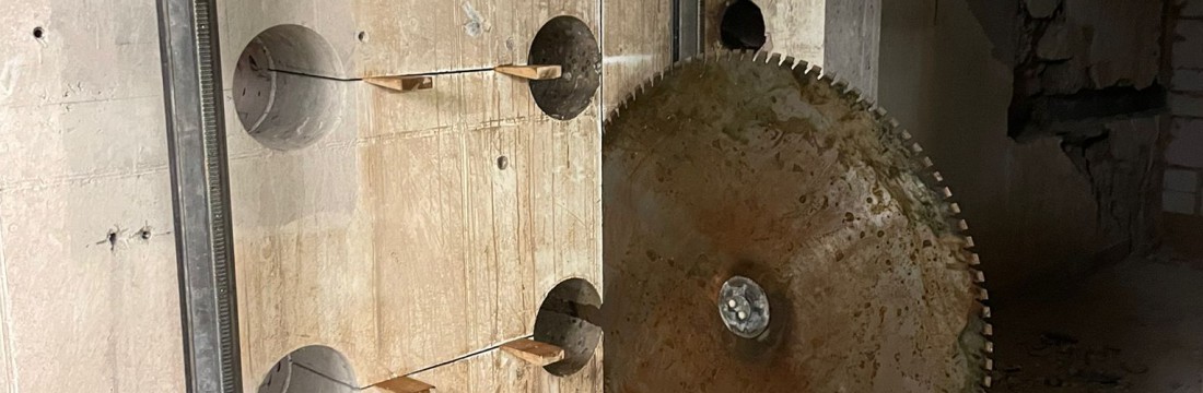 Diamantschneidegerät mit großer Diamantklinge für präzise Bohr- und Schneidarbeiten im Beton