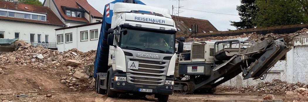 Reisenauer-LKW mit mobiler Siebanlage auf Baustelle - professioneller Service vor Ort