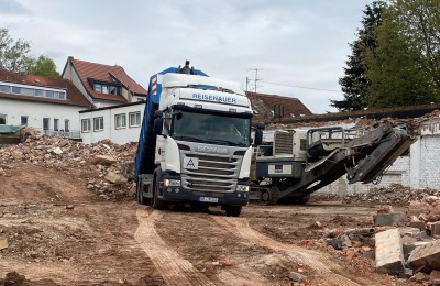 Reisenauer-LKW mit mobiler Siebanlage auf Baustelle - professioneller Service vor Ort