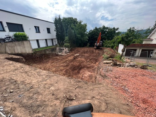 Baustellenausschachtung mit Bagger für fachgerechte Sanierung kontaminierter Böden