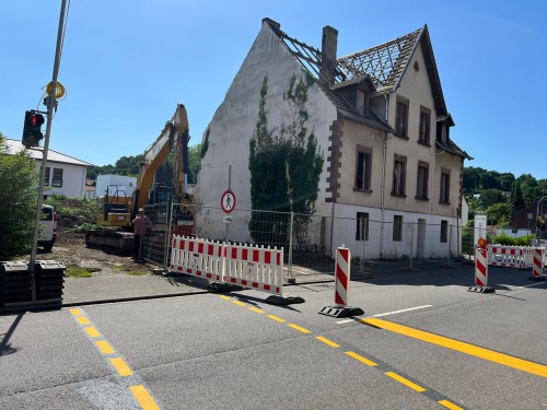 Gebäudeabbruch mit Asbestdachsanierung durch Fachfirma im Saarland