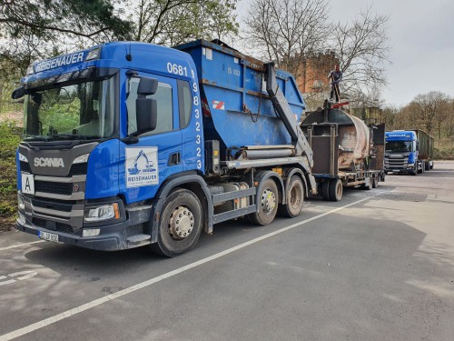 Schwertransport-Konvoi mit mehreren Fahrzeugen für übergroße Ladung