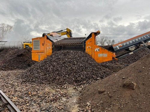 Mobile Brecheranlage und Siebanlage - Hochleistungsmaschinen zur Miete für Baustoffaufbereitung
