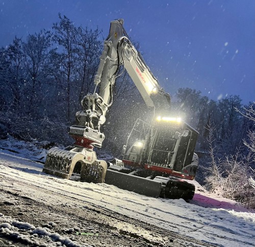 Bagger im Wintereinsatz mit Beleuchtung - zuverlässige Baumaschine zur Miete